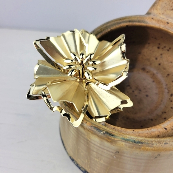 Vintage 1960s Brooch Gold Tone Metal Flower - Picture 1 of 15